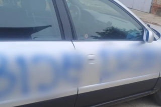 Pobazgrał auto partnera matki. Mieszkaniec powiatu gostyńskiego stanie przed sądem