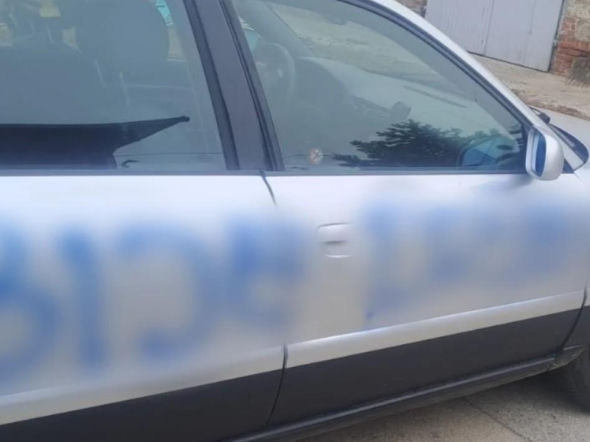 Pobazgrał auto partnera matki. Młody mężczyzna stanie przed sądem