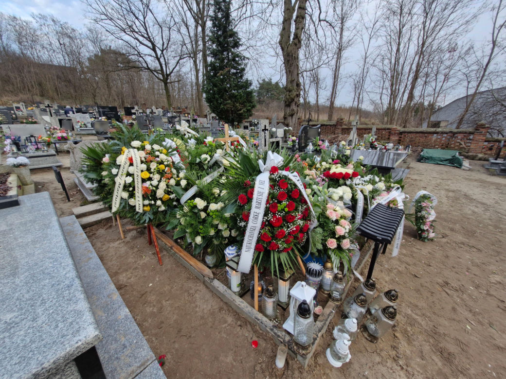 Morze kwiatów na grobie Marty i Nel. 34-latka w zaawansowanej ciąży zmarła w tajemniczych okolicznościach
