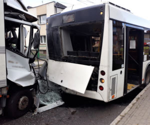 Wypadek w Wieszowej. Sześć osób rannych w zderzeniu ciężarówki z autobusem [ZDJĘCIA]