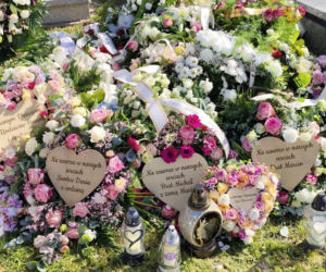 Morze kwiatów na grobie tragicznie zmarłego małżeństwa