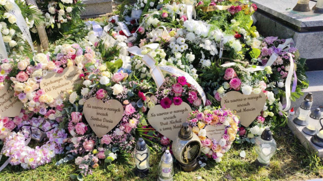 Morze kwiatów na grobie tragicznie zmarłego małżeństwa
