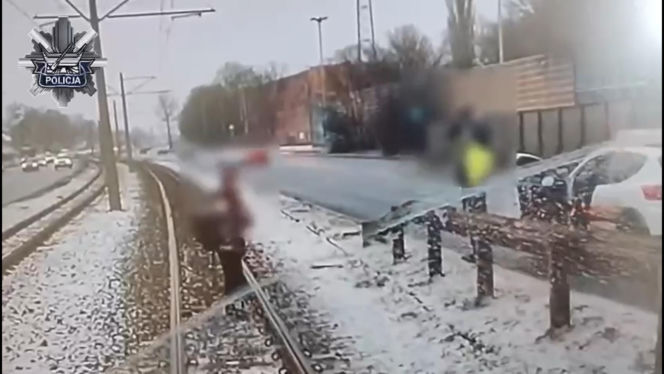 Obraziła się na motorniczego i zablokowała ruch! "Usiadła na torach, wstała i zaczęła iść przed tramwajem"