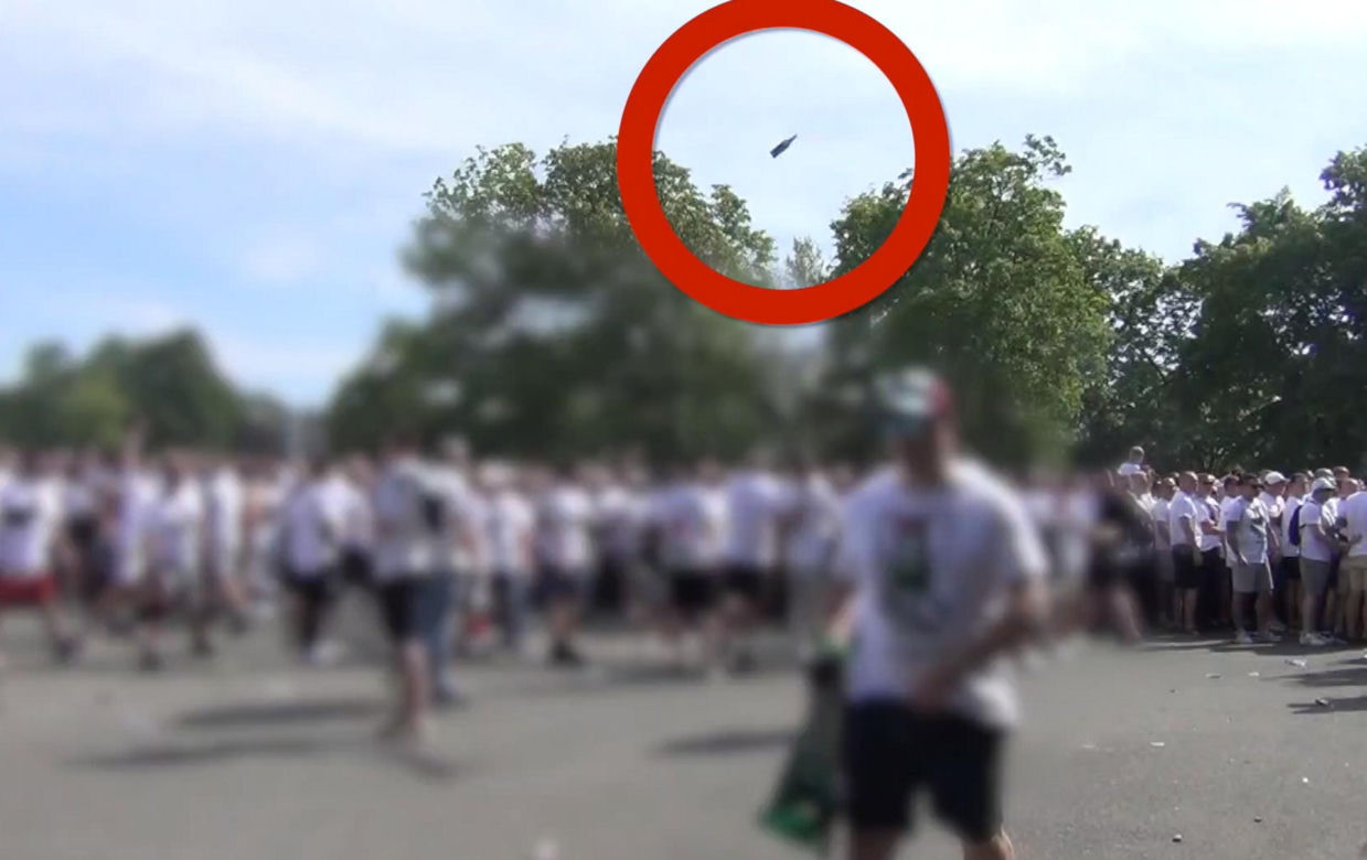 Służby opublikowały szokujące nagranie. Kibice rzucali w policjantów szklanymi butelkami. „Zatrzymali blisko 100 osób”.