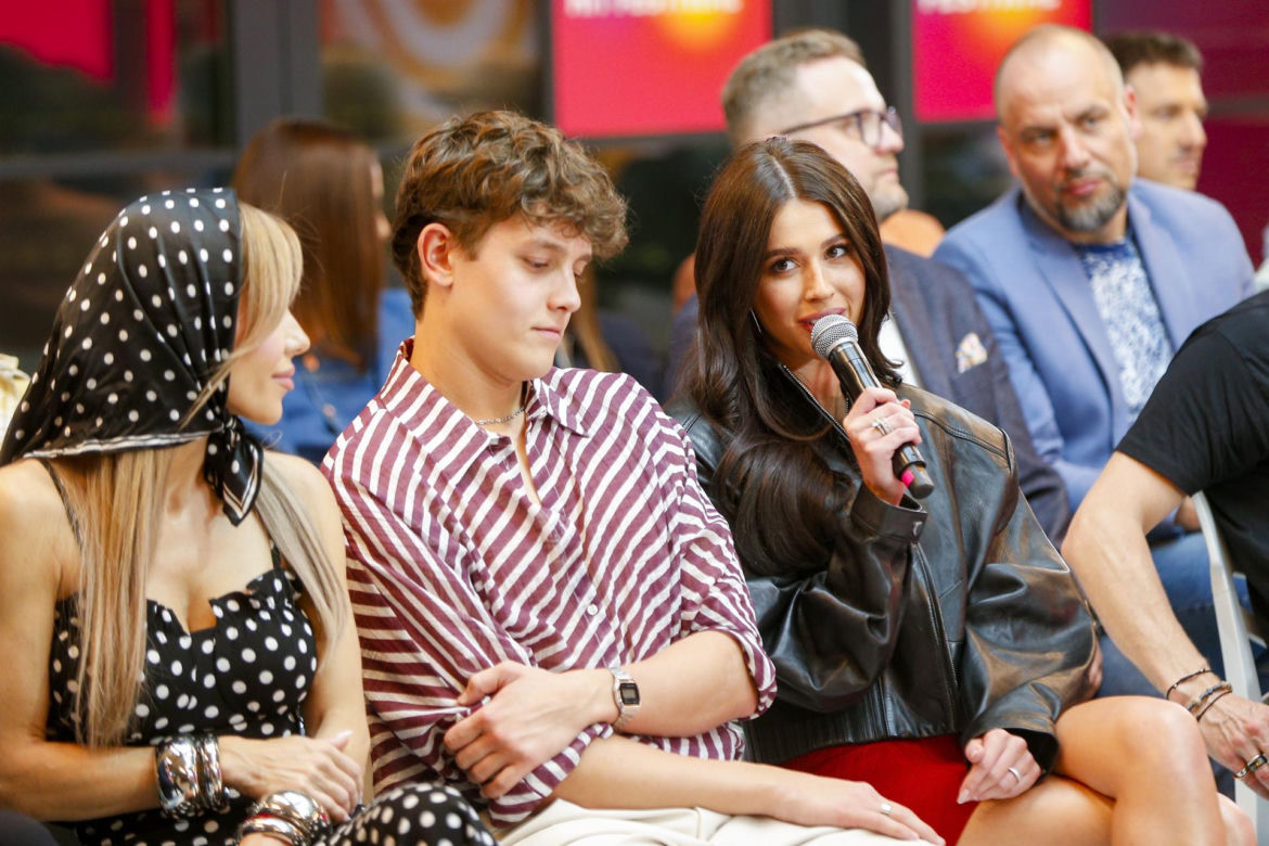 Oskar Cyms między Dodą a Roxie na konferencji Polsatu