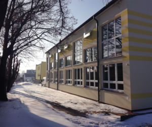 Jak wygląda rozbudowana część Szkoły Podstawowej w miejscowości Dąbrówka Stany przed zakupem wyposażenia?