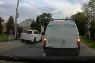 Co za bezczelność! Pirat w białym Audi Q5 ciśnie chodnikiem pod prąd - WIDEO