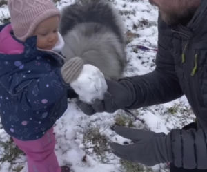 Antoni Królikowski bawi się z córką na śniegu