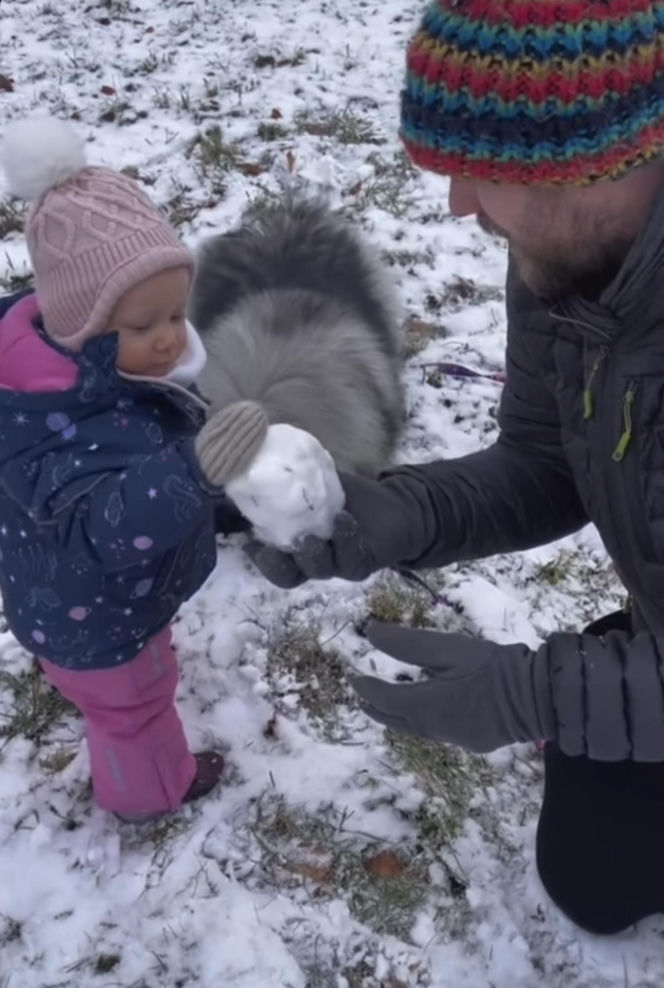 Antoni Królikowski bawi się z córką na śniegu