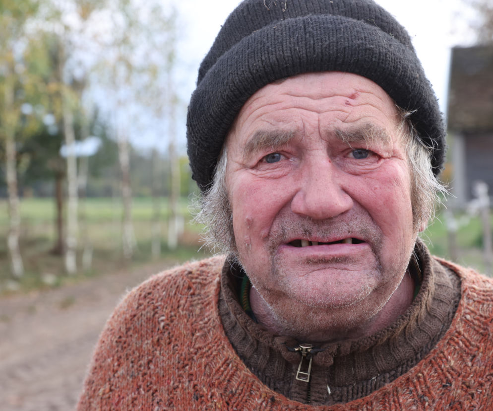 Rolnicy. Podlasie. Gienek z Plutycz sprzedaje krowę. Ostra krytyka. To jest jakaś masakra, a nie hodowla