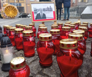 Grudziądzanie ustawiają serce dla Pawła Adamowicza w drugą rocznicę śmierci
