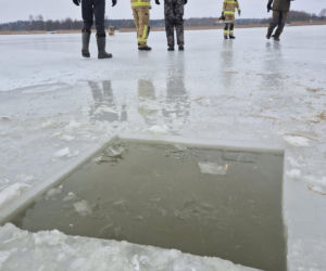 W akcji wykonywania przerębli pomagali druhowie OSP
