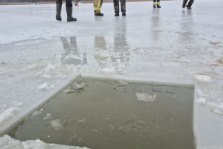 W akcji wykonywania przerębli pomagali druhowie OSP