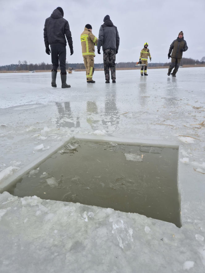 W akcji wykonywania przerębli pomagali druhowie OSP