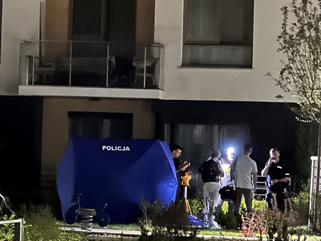 Nagi mężczyzna wszedł na dach budynku i rzucał cegłami w mieszkańców. Chwilę później skoczył. Zginął na miejscu