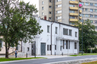 Nowoczesny jak nadchodząca chwila. Przed wojną przypominał luksusową willę, po wojnie murowany barak