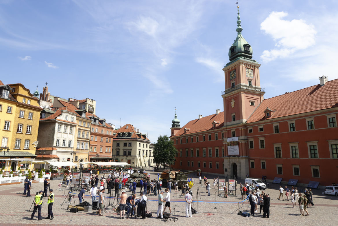 Rosyjskie czołgi w Warszawie! Pancerne bestie straszą na Placu Zamkowym