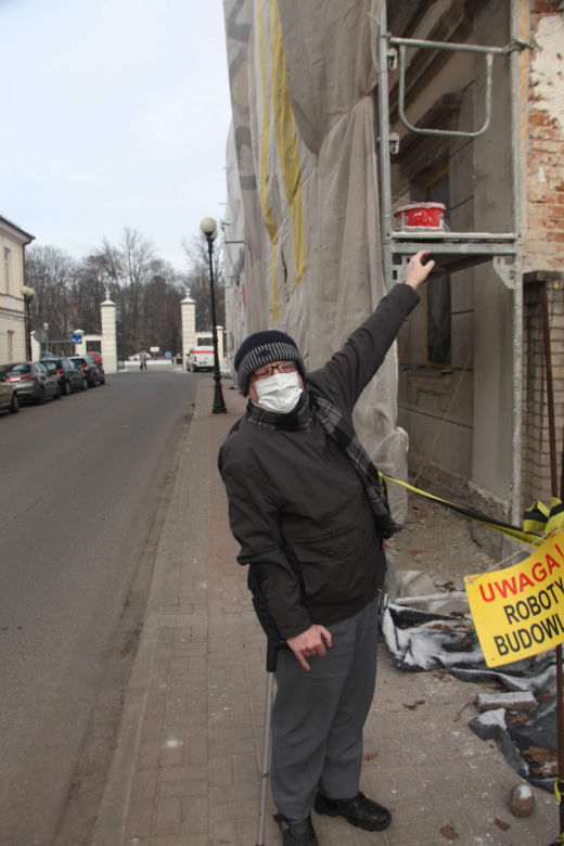 Koszmarny wypadek Waldemara. Przez sztuczną szczękę zleciał z rusztowania! Jego życie już nie będzie takie samo