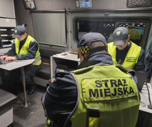 Skontrolowali taksówkarzy i kierowców na aplikację w Lesznie. Kto i jak wozi pasażerów?