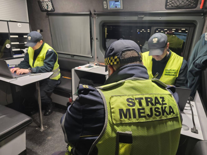 Skontrolowali taksówkarzy i kierowców "na aplikację" w Lesznie. Kto i jak wozi pasażerów?