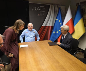 Wałęsa zdjął z piersi ukraińską flagę. To reakcja na Bohaterów UPA