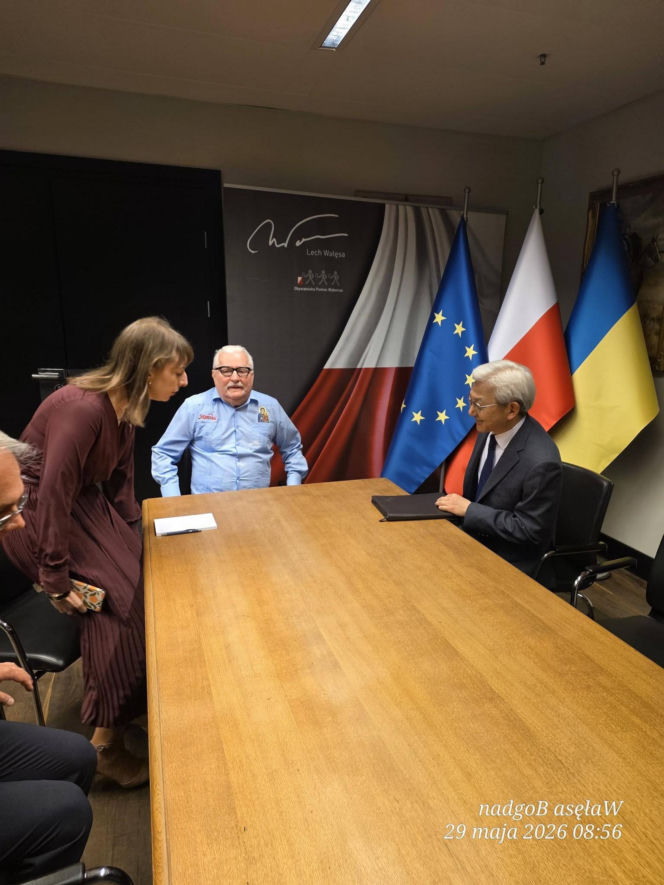 Wałęsa zdjął z piersi ukraińską flagę. To reakcja na "Bohaterów UPA"