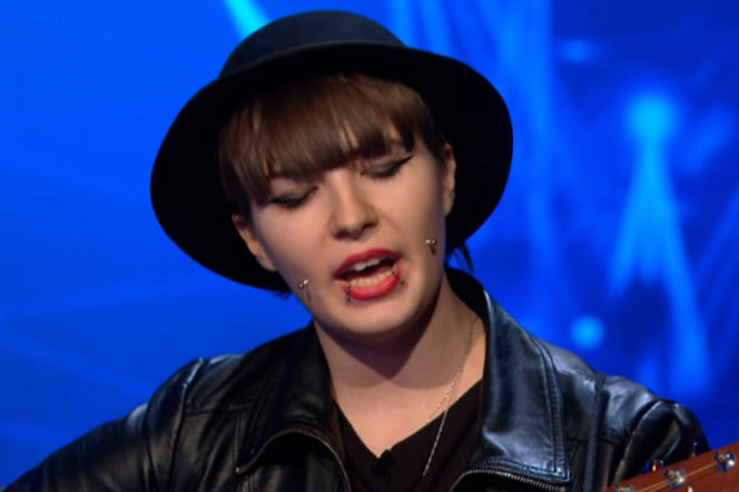 Rzuciła szkołę, śpiewa w Idolu. Kim jest Julia? 