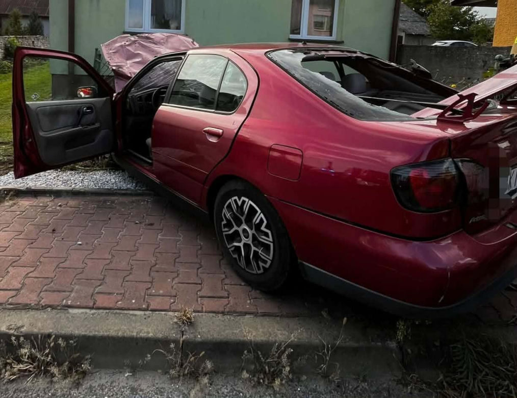 Dachowanie w Tokarni. 19-latek stracił panowanie nad Nissanem
