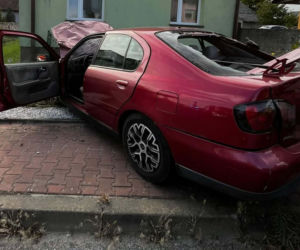 Dachowanie w Tokarni. 19-latek stracił panowanie nad Nissanem