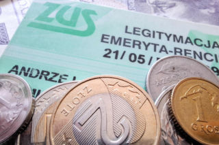 Dorabiasz do wcześniejszej emerytury? Od grudnia 2025 ZUS zawiesi twoje świadczenie