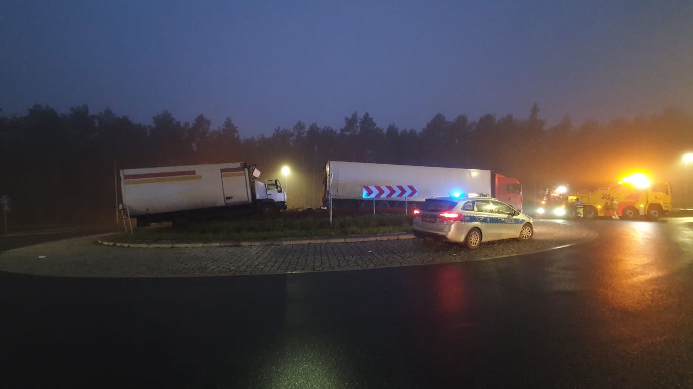 Toruń: Ciężarówki zderzyły się na ŚRODKU RONDA! Tragiczny finał wypadku