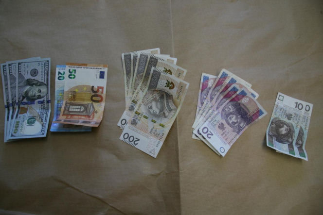 Gotówka, biżuteria i sztabki złota. Pokaźny łup zatrzymanego 47-latka