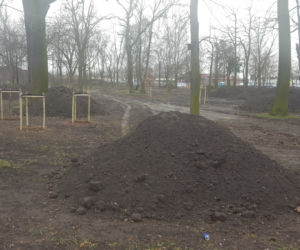 Tu na razie jest... Trwa modernizacja dwóch parków miejskich w Lesznie 
