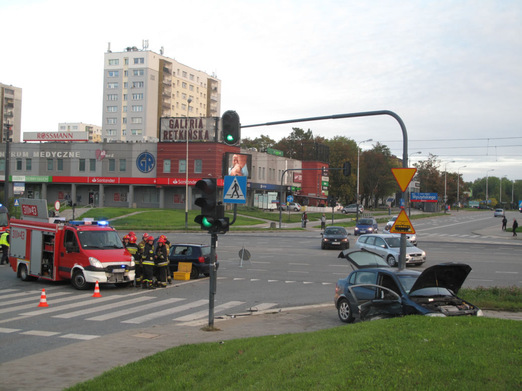 Łódź. Poranny wypadek na Retkini. Zderzenie opla i volkswagena