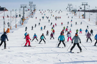 Narciarski szał pod Krakowem. Ile kosztuje zimowa pasja blisko miasta?