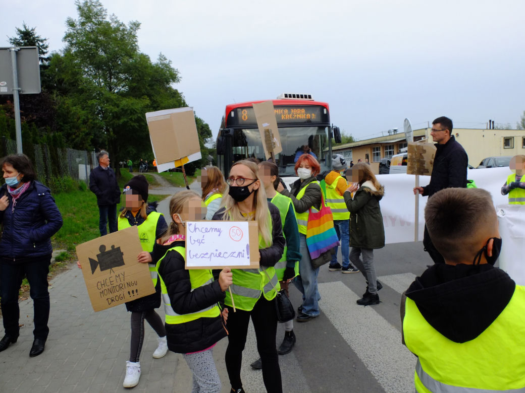 Kilka dni temu pod kołami auta zginął 9-latek. Mieszkańcy Krężnicy Jarej pod Lublinem mają dość. Protestują.