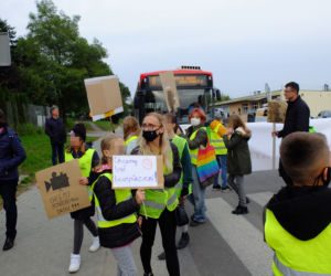 Kilka dni temu pod kołami auta zginął 9-latek. Mieszkańcy Krężnicy Jarej pod Lublinem mają dość. Protestują.