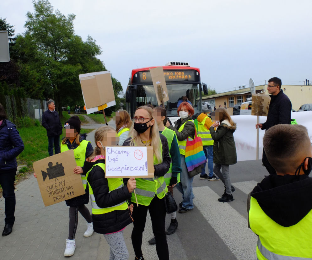 Kilka dni temu pod kołami auta zginął 9-latek. Mieszkańcy Krężnicy Jarej pod Lublinem mają dość. Protestują.