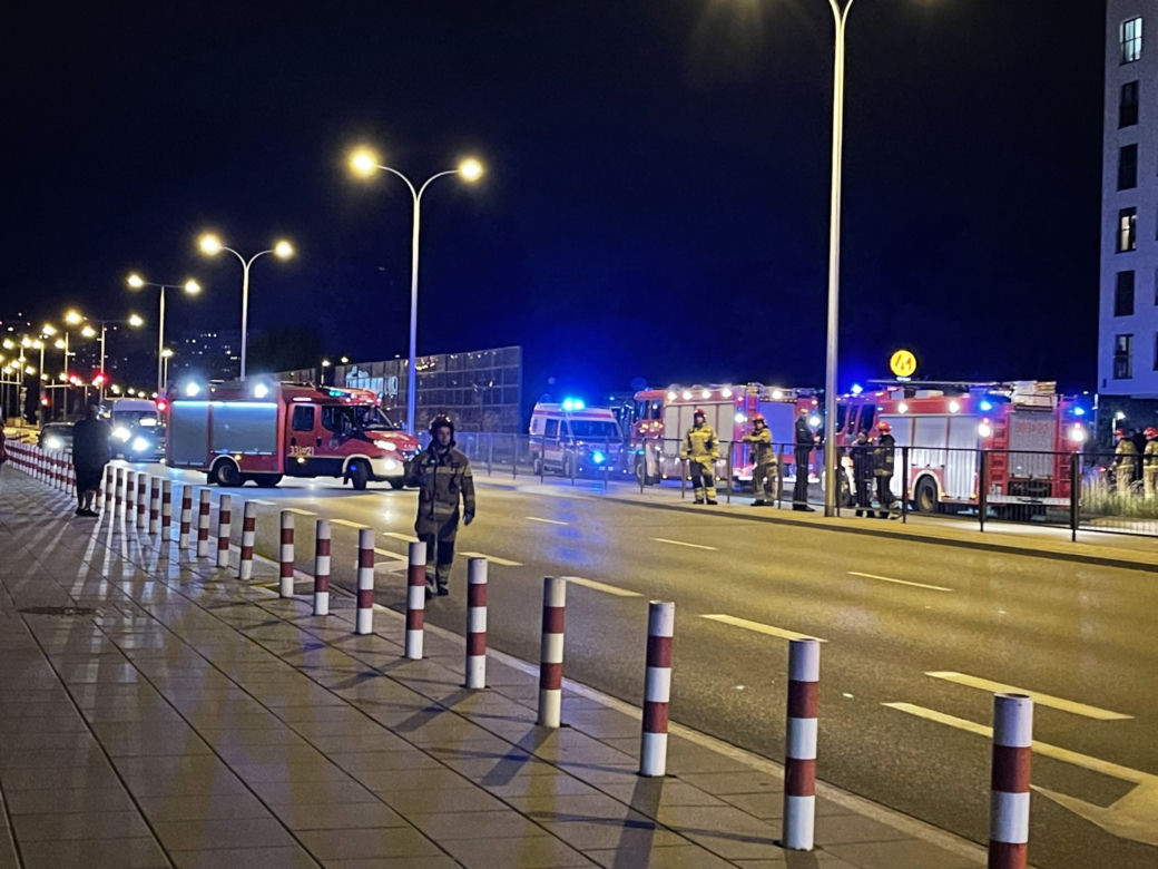 Warszawa. Mężczyzna spadł ze schodów przy zejściu do metra Służew. Leżał na ziemi przez kilkadziesiąt minut!