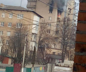 Pocisk uderzył w blok mieszkalny w Buczy pod Kijowem