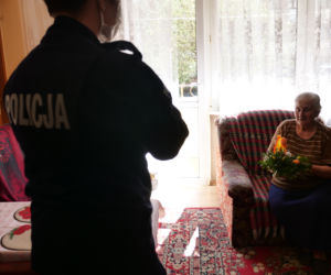 Policjanci z Ostródy pomagają żonie bohatera wojennego