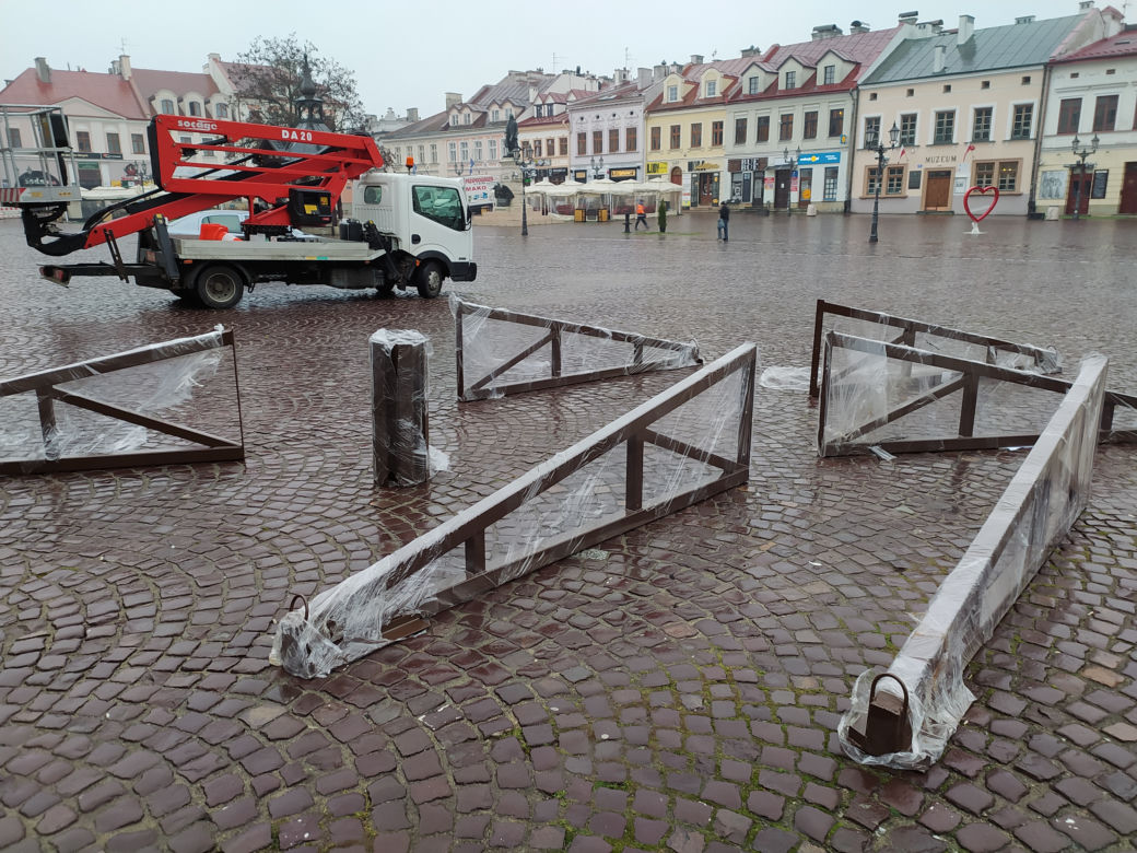 Stawiają świąteczną choinkę na Rynku [ZDJĘCIA]