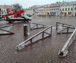 Stawiają świąteczną choinkę na Rynku [ZDJĘCIA]