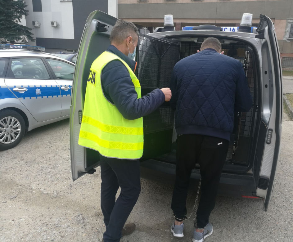 Łódzkie: zakopał NARKOTYKI W DZIECIĘCEJ PIASKOWNICY. Znalazł je pies!