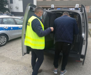 Łódzkie: zakopał NARKOTYKI W DZIECIĘCEJ PIASKOWNICY. Znalazł je pies!