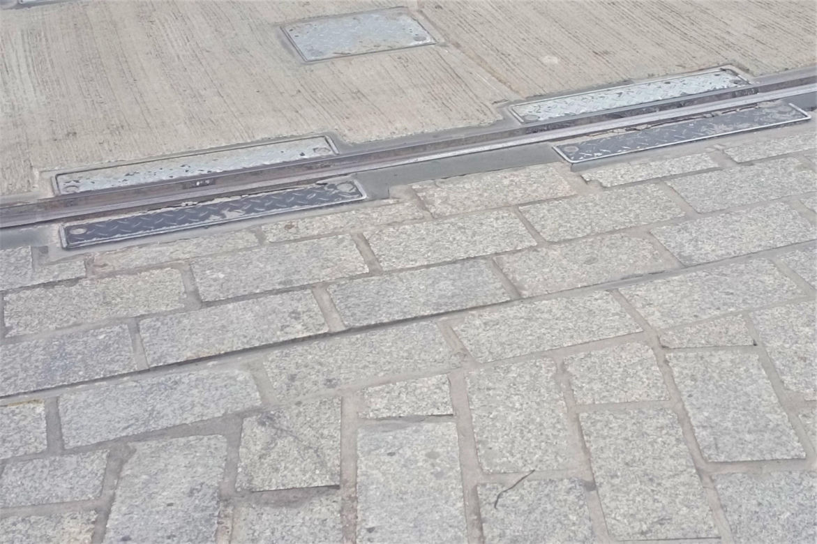Krusząca się kostka brukowa na nowej pętli Dworzec Niebuszewo