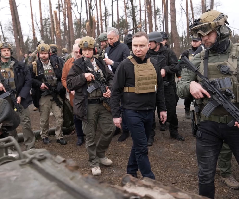 Andrzej Duda ogląda zniszczenia na Ukrainie