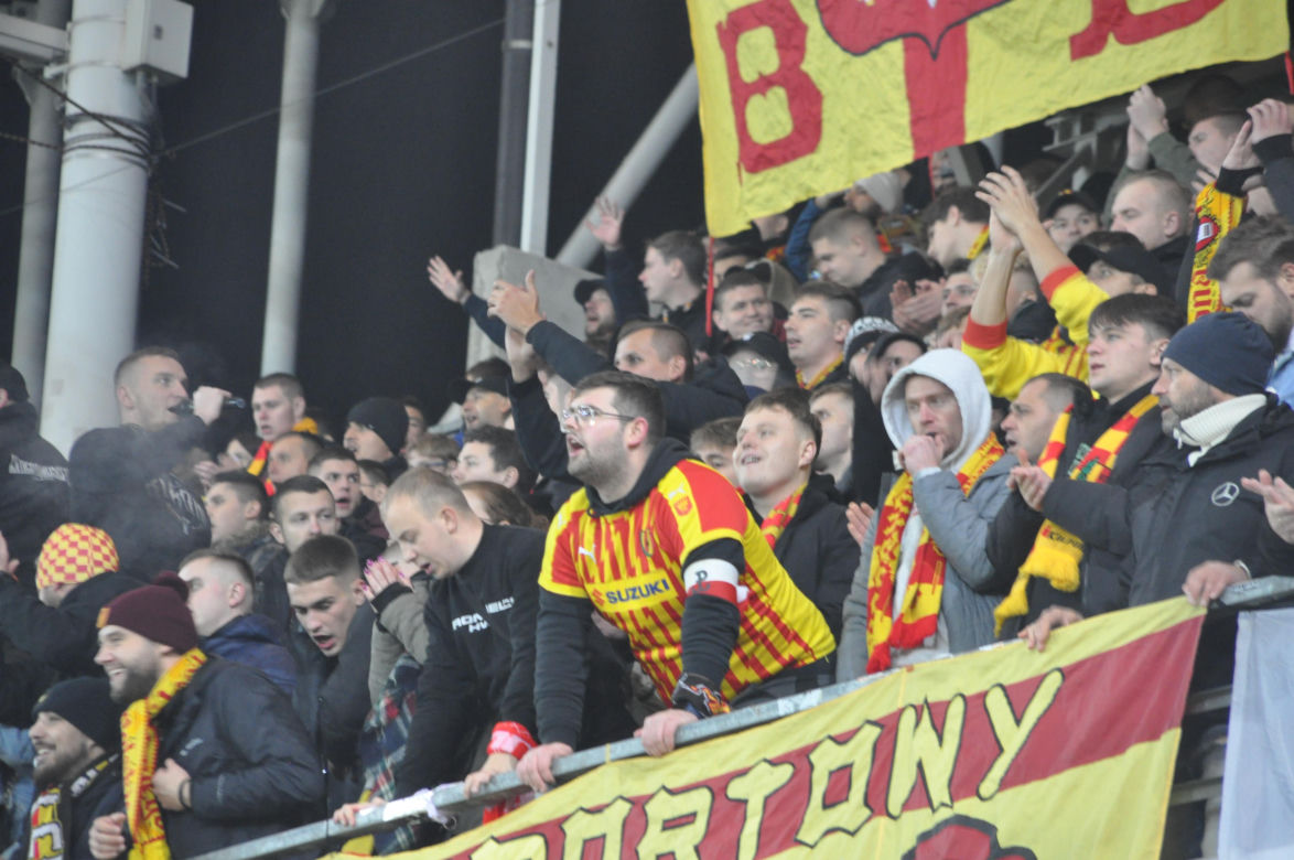 Żółto-czerwono na Suzuki Arenie! Zdjęcia kibiców na meczu Korona Kielce - Jagiellonia Białystok