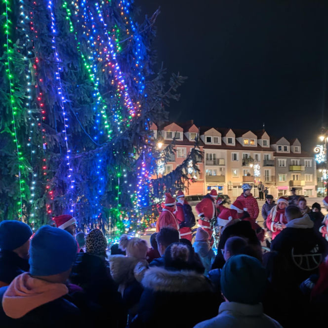Mikołaje na rowerach wkręciły Łomżę w świąteczny klimat!