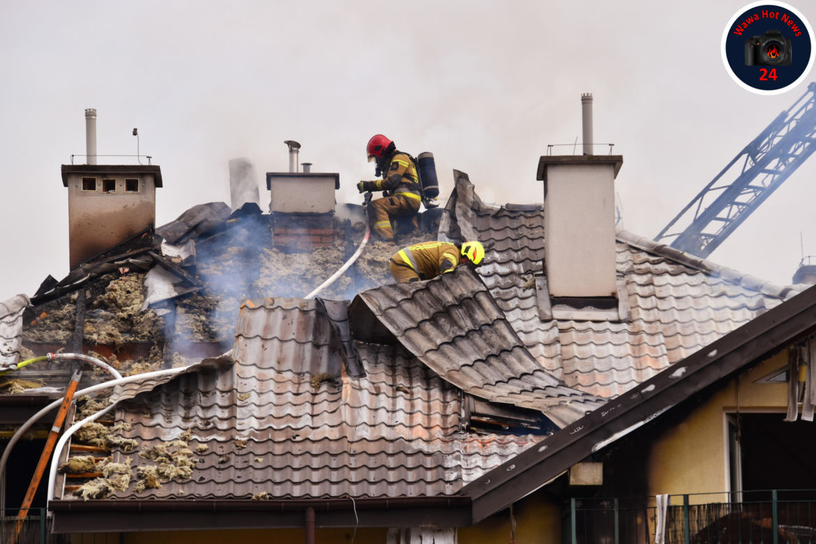 Pożar domu w Mysiadle. Strażacy musieli rozebrać dach 